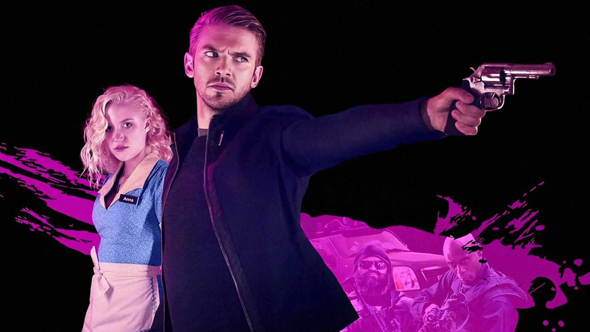 El actor Dan Stevens sosteniendo un arma y la actriz Maika Monroe disfrazada de camarera