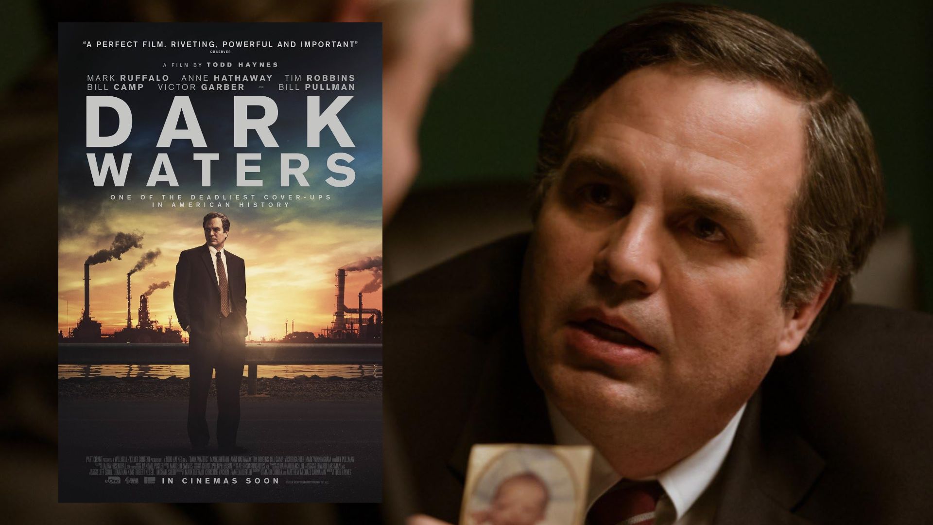 El actor Mark Ruffalo con una chaqueta negra muestra una fotografía y mira hacia un lado