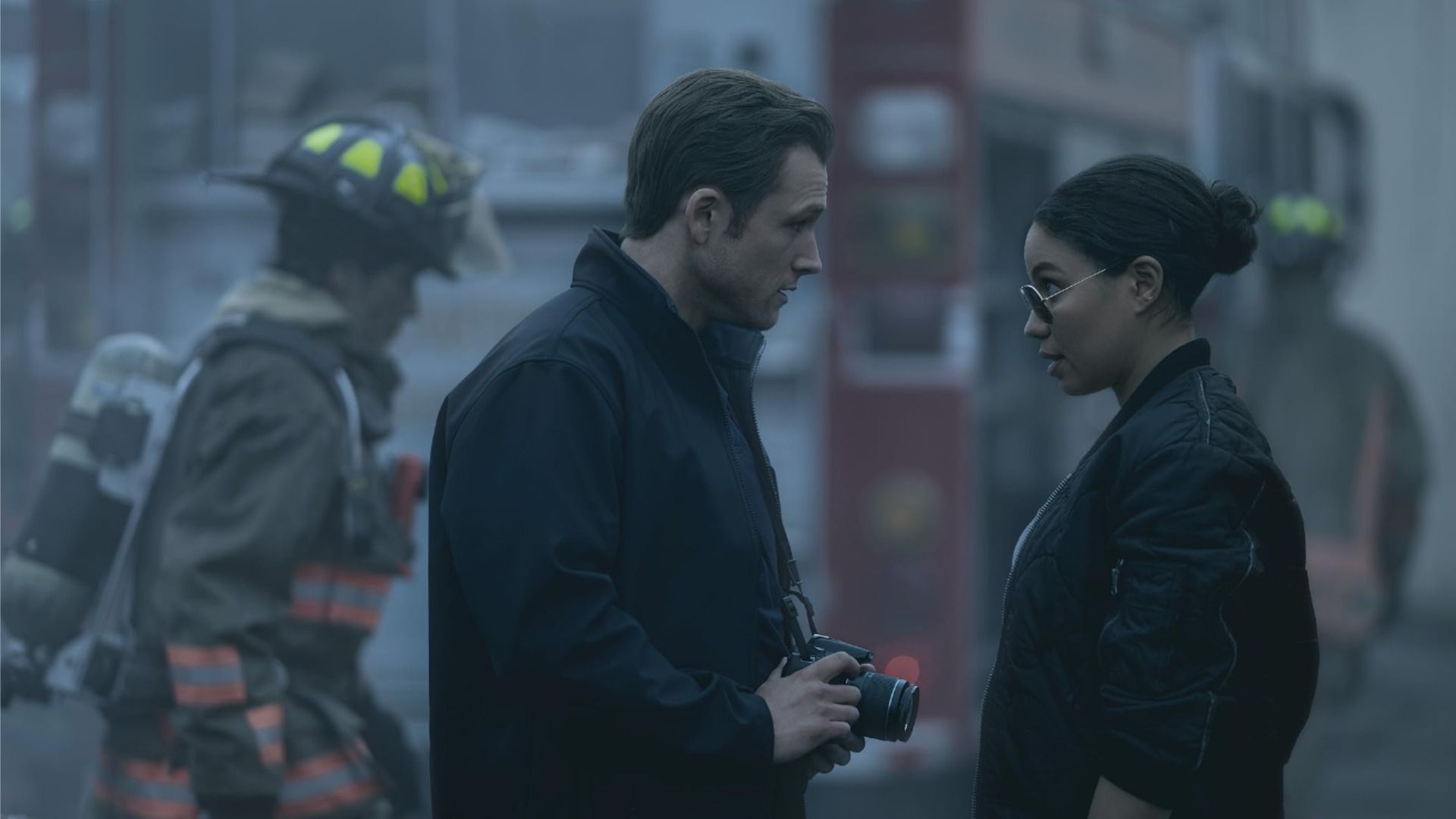 Los actores Taron Egerton y Jurnee Smollett con ropa negra se miran el uno al otro