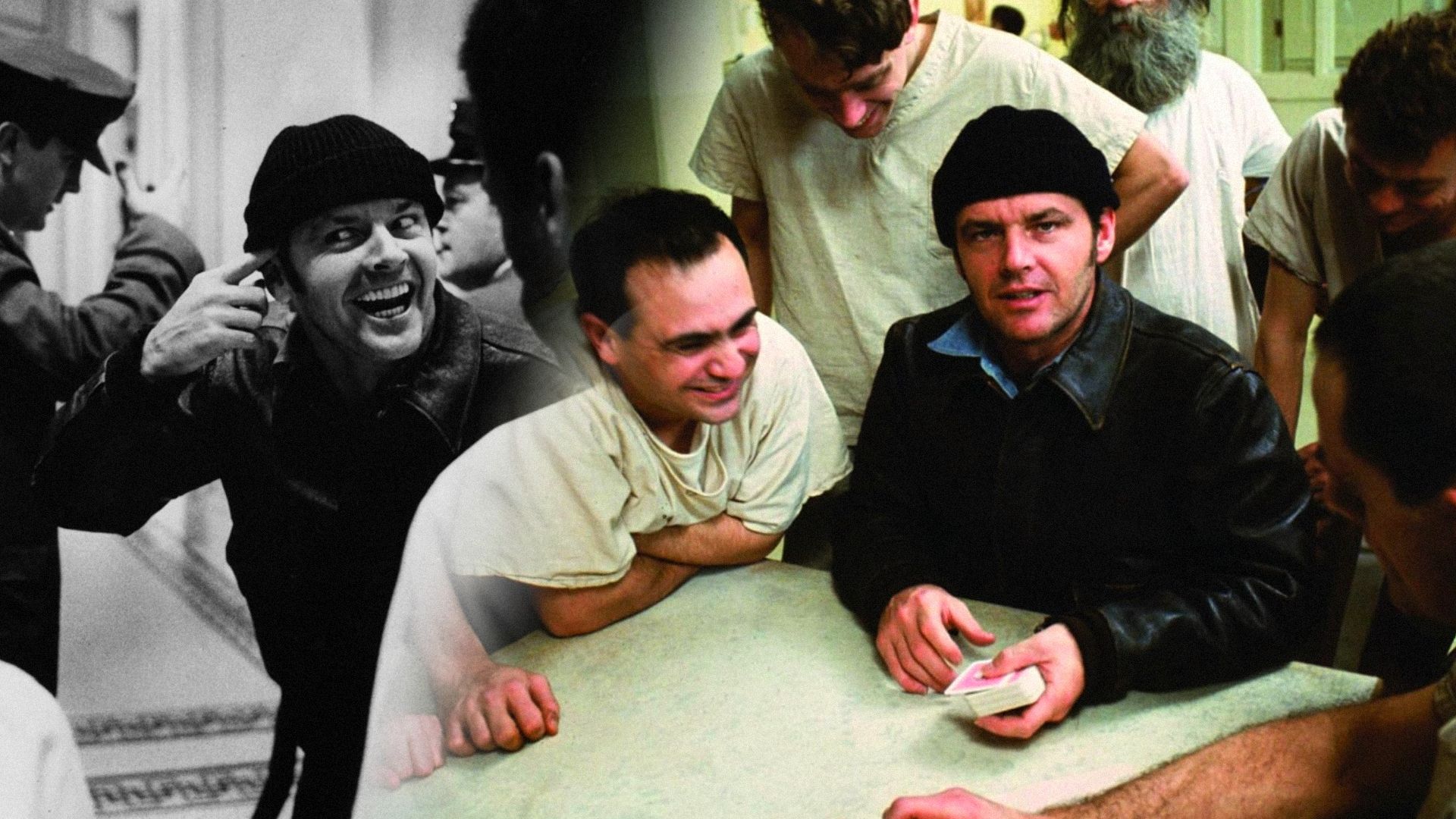 El actor Jack Nicholson con sombrero negro sentado con cartas y sonriendo